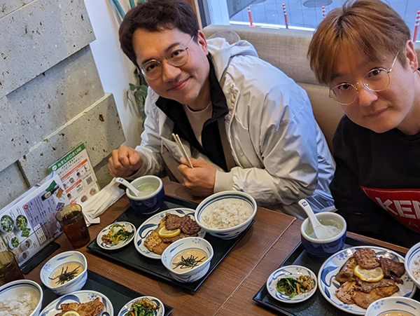 朝食に中野のねぎしで牛タンを食べてから羽田空港へ二人を見送り