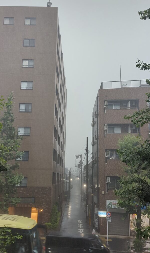 夕方のとんでもないゲリラ豪雨で一瞬停電した東京