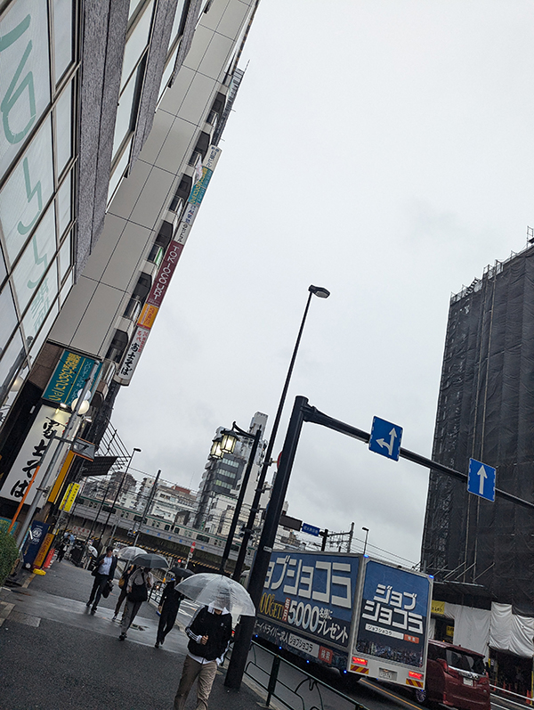 秋の雨で一気に肌寒くなった東京