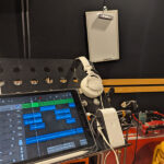 深夜のスタジオで歌あて作業