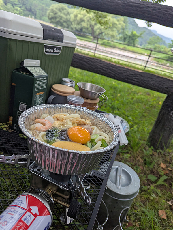 川を眺めながらうどんをすするキャンプの朝