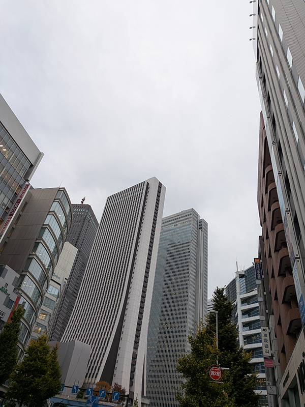 曇天の新宿と絶不調なのど