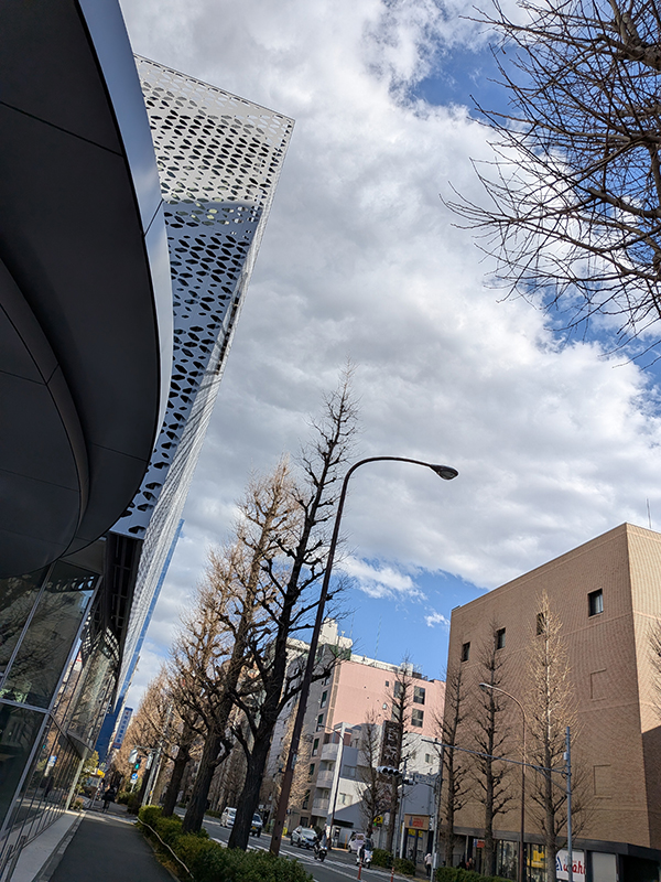 連休中日の高円寺はドラマの影響もあってか人だらけ